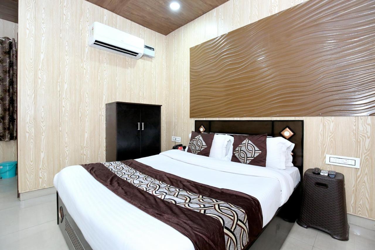 Oyo 8105 Royale Guest House Ludhiana Eksteriør bilde