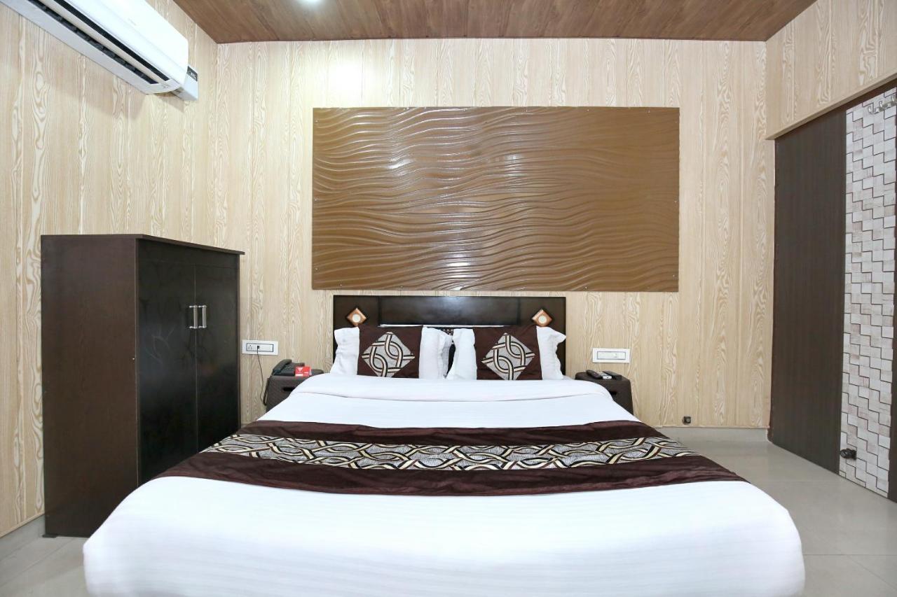 Oyo 8105 Royale Guest House Ludhiana Eksteriør bilde