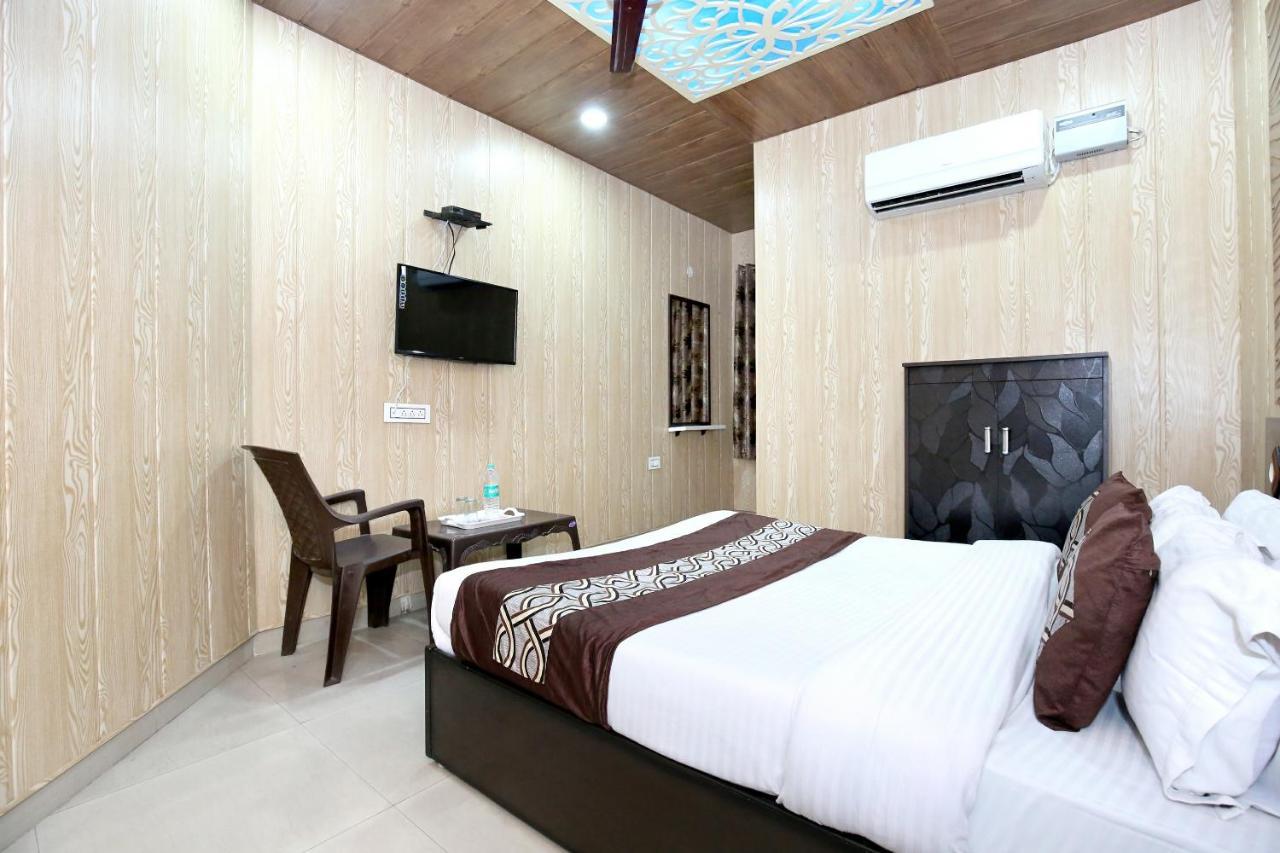 Oyo 8105 Royale Guest House Ludhiana Eksteriør bilde