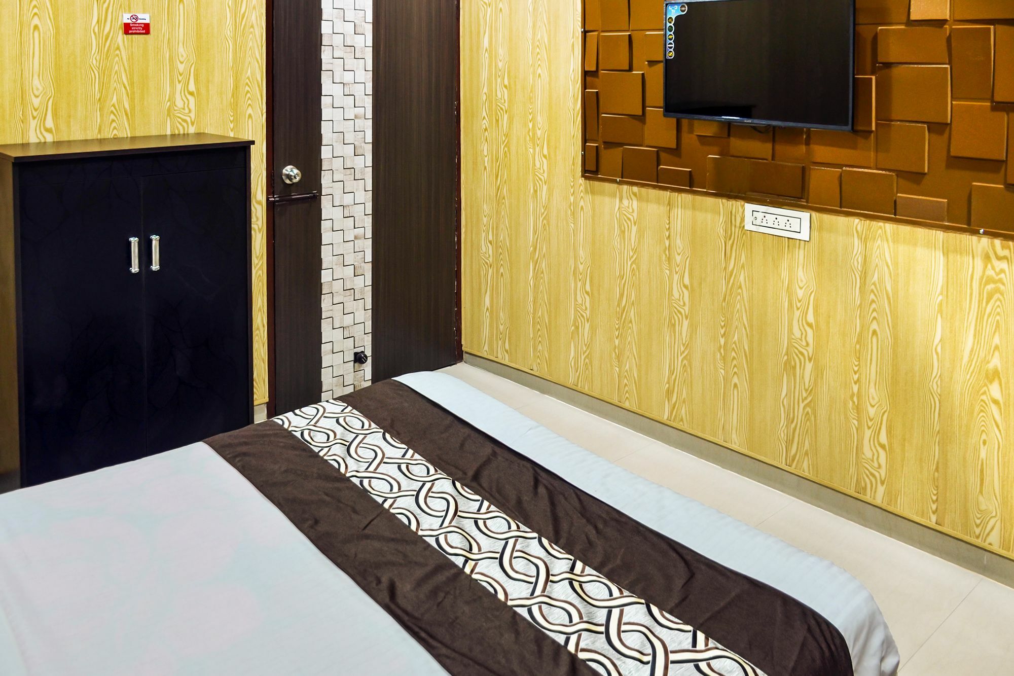 Oyo 8105 Royale Guest House Ludhiana Eksteriør bilde